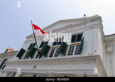 Die Fahne von Indonesien an Gouverneur Office (Gouverneurskantoor) jetzt Fatahillah Museum in Kota Tua Altstadt Fliegen. In Jakarta, Oktober 2018. Stockfoto