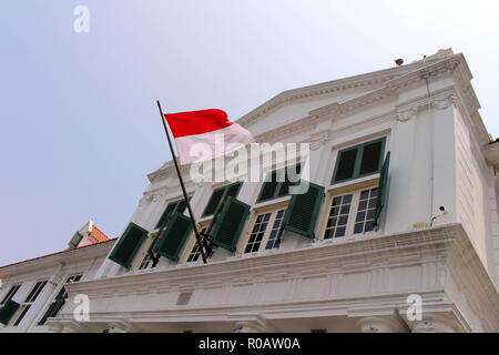 Die Fahne von Indonesien an Gouverneur Office (Gouverneurskantoor) jetzt Fatahillah Museum in Kota Tua Altstadt Fliegen. In Jakarta, Oktober 2018. Stockfoto