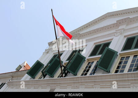 Die Fahne von Indonesien an Gouverneur Office (Gouverneurskantoor) jetzt Fatahillah Museum in Kota Tua Altstadt Fliegen. In Jakarta, Oktober 2018. Stockfoto