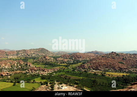 Die Landschaft von Hampi, gesehen von Christian Berg (Hanuman Tempel) in Anegundi. In Indien genommen, August 2018. Stockfoto