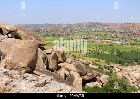 Die Landschaft von Hampi, gesehen von Christian Berg (Hanuman Tempel) in Anegundi. In Indien genommen, August 2018. Stockfoto