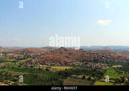 Die Landschaft von Hampi, gesehen von Christian Berg (Hanuman Tempel) in Anegundi. In Indien genommen, August 2018. Stockfoto