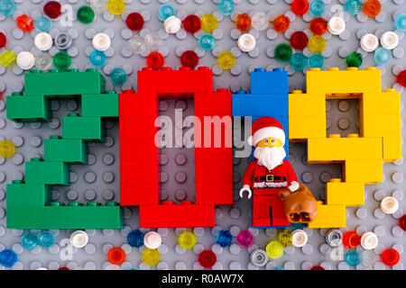 Tambow, Russische Föderation - September 02, 2018 Anzahl 2019 aus Lego Steinen und Santa Claus Minifigur auf grauen Grundplatte gemacht mit verstreuten Runde Br Stockfoto