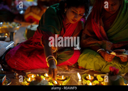 Loknath devotees Licht Lampen und Räucherstäbchen brennen während Rituale an der Loknath Ashram in Dhaka Swamibag. In den letzten 15 Tagen des werden. Stockfoto