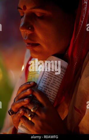 Ein Devotee, betet der Swamibag Loknath Ashram in Dhaka anlässlich des Rakher Upabas. In den letzten 15 Tagen des bengalischen Monat Kartik jedes y Stockfoto