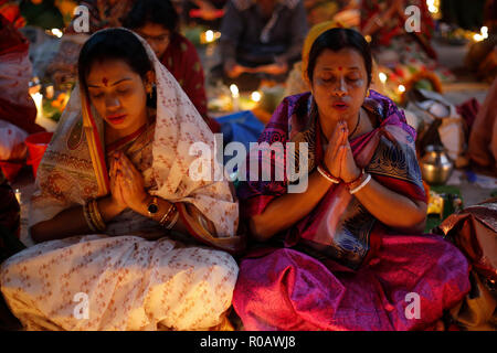 Ein Devotee, betet der Swamibag Loknath Ashram in Dhaka anlässlich des Rakher Upabas. In den letzten 15 Tagen des bengalischen Monat Kartik jedes y Stockfoto