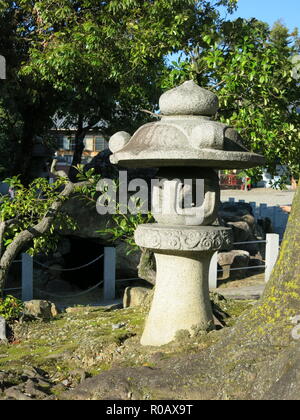 Nahaufnahme einer Stein Laterne an der Nishi Hongwanji Tempel Komplex; HQ der Jodo Shinshu Buddhist Tradition, Kyoto, Japan Stockfoto