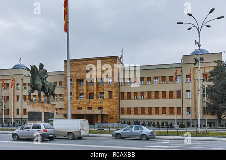 SKOPJE, MAZEDONIEN - 24. FEBRUAR 2018: die Gebäude des Parlaments in Stadt Skopje, Republik Mazedonien Stockfoto