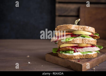 Truthahn oder Hähnchen übrig gebliebene Sandwich mit Füllung und Preiselbeersoße. Frisch von Thanksgiving oder Weihnachten Türkei Reste auf knusprigem wholemea gemacht Stockfoto