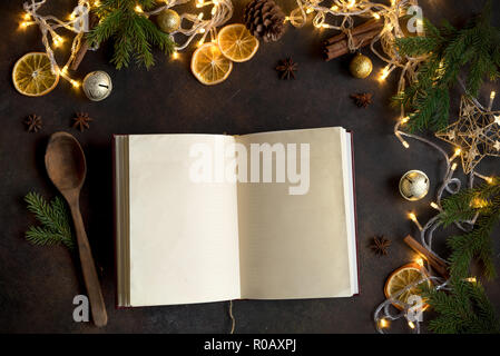 Weihnachten Kochbuch oder Menü auf dunklen Tisch. Leere Kochbuch, Rezepte Buch mit festliche Weihnachten Dekor und Gewürzen. Stockfoto