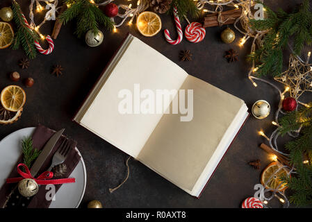 Weihnachten Kochbuch oder Menü auf dunklen Tisch. Leere Kochbuch, Rezepte Buch mit festliche Weihnachten Dekor und Gewürzen. Stockfoto