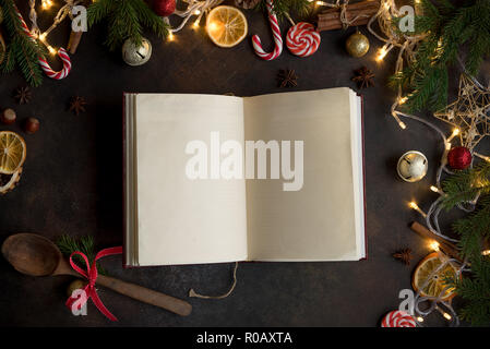 Leere Kochbuch für Weihnachten Rezepte auf dunklen Tisch. Kochbuch mit festliche Weihnachten Dekor und Gewürzen. Stockfoto
