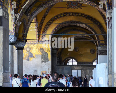 Istanbul, Türkei, 19. September 2018. Eine Gruppe von Touristen, die in der Innen- und Mosaik der Hagia Sophia in Istanbul. Stockfoto