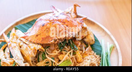 Pad Thai, gebratene Nudeln rühren, mit Blue Crab. Thai Eastern tradinational Essen Küche Stockfoto