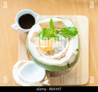 Coconut affogato mit Espresso und Eis italienische Dessert, im ganzen Kokosnuss serviert. Stockfoto