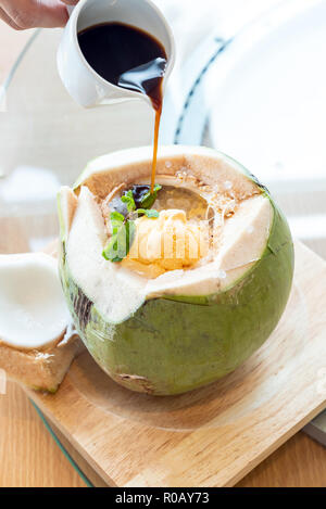 Coconut affogato mit Espresso und Eis italienische Dessert, im ganzen Kokosnuss serviert. Stockfoto