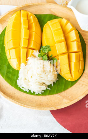Mango mit klebrigen Reis und Kokosmilch Stockfoto