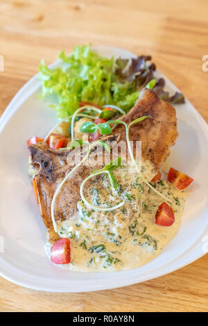 Schweinefleisch mit Rahmsauce und biologischen Gemüsegarten hacken. Stockfoto