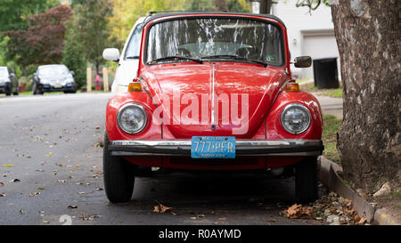 Ein Vintage red Volkswagen Käfer in einer Nebenstraße geparkt. sein ein Auto in sehr gutem Zustand mit amerikanischen Kennzeichen Stockfoto