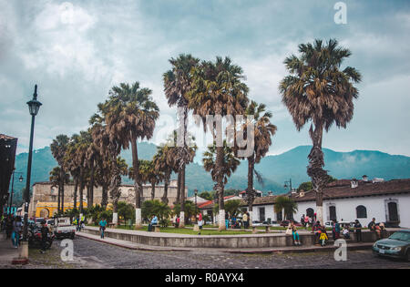 Typisch gepflasterten Straße rund um die beliebte Tanque La Union Park mit hohen Bäumen in Antigua Guatemala Stockfoto