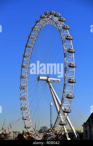 London, England, Vereinigtes Königreich. Das London Eye Riesenrad am Südufer der Themse. Es ist das höchste Riesenrad Europas. Stockfoto