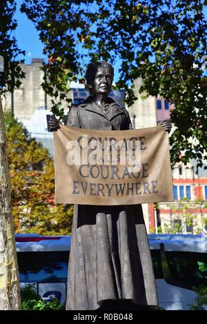 London, England, Vereinigtes Königreich. Die Bronzestatue des suffragist Leader und sozialen Mitkämpfer Millicent Garrett Fawcett in Parliament Square. Stockfoto