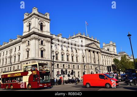 London, England, Vereinigtes Königreich. Ein Doppeldecker Bus verhandeln Vergangenheit Parliament Square und vor dem HM Treasury Gebäude. Stockfoto