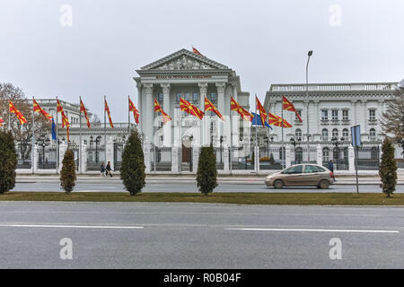 SKOPJE, MAZEDONIEN - 24. FEBRUAR 2018: die Gebäude der Regierung der Republik Mazedonien in der Stadt Skopje, Republik Mazedonien Stockfoto