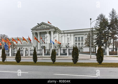 SKOPJE, MAZEDONIEN - 24. FEBRUAR 2018: die Gebäude der Regierung der Republik Mazedonien in der Stadt Skopje, Republik Mazedonien Stockfoto