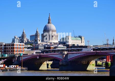 London, England, Vereinigtes Königreich. St. Pauls Kathedrale, dem Meisterwerk von Sir Christopher Wren auf Ludgate Hill dominieren die Skyline darüber hinaus. Stockfoto