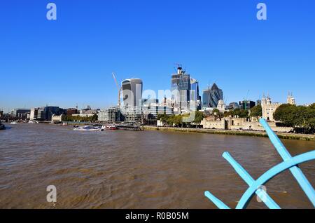 London, England, Vereinigtes Königreich. Die wachsende Skyline ist offensichtlich unter den Baukräne nicht weit von den kontrastierenden Tower von London. Stockfoto