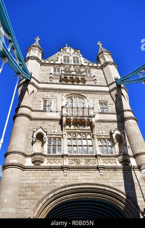 London, England, Vereinigtes Königreich. Eine der Twi die Türme der berühmten Tower Bridge. Stockfoto