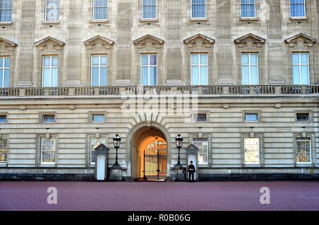 London, England, Vereinigtes Königreich. Ein Palast Leibwächter an den Buckingham Palace, der berühmten Residenz der Königin von England. Stockfoto
