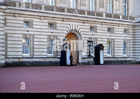 London, England, Vereinigtes Königreich. Ein Palast Leibwächter an den Buckingham Palace, der berühmten Residenz der Königin von England. Stockfoto