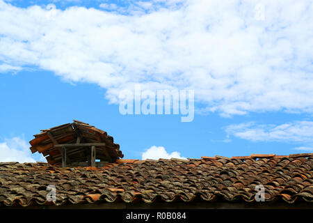 Einzigartige rustikale Ziegeldach gegen den blauen Himmel in Chachapoyas, Amazonas Region, Peru, Südamerika Stockfoto