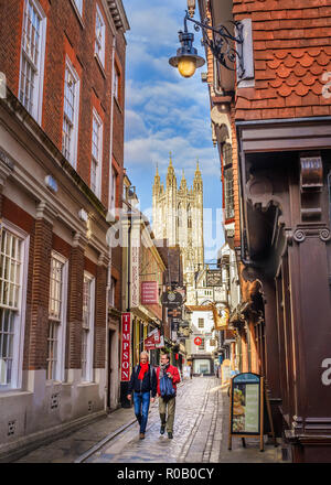 Canterbury, Großbritannien - 31.Oktober 2018. Ein Blick auf die Kathedrale von Canterbury am Ende der gepflasterten Metzgerei Lane. Die Kathedrale ist die Mutter Kirche des A Stockfoto