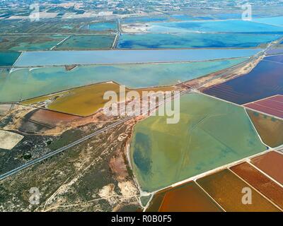 Antenne panorama Birds Eye View Autobahnen und Naturschutzgebiet von Santa Pola Salzseen. Drone foto Salzgewinnung sumpfige Gebiet Blick von oben. Torrevie Stockfoto