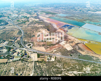 Antenne panorama Birds Eye View Autobahnen und Naturschutzgebiet von Santa Pola Salzseen. Drone foto Salzgewinnung sumpfige Gebiet Blick von oben. Torrevie Stockfoto