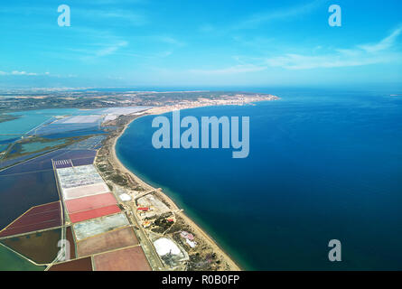 Antenne Panoramablick Birds Eye View Naturschutzgebiet von Santa Pola Salzseen. Drone foto Salzgewinnung sumpfigen und sandigen Küste Mittelmeer Stockfoto