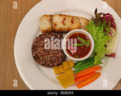 Blick von oben auf die thailändischen Stil gedämpftem Reis-Berry mit Quinoa Reis serviert mit gegrillten weißen Meer Bass, Frische und gekochtes Gemüse, würzige Garnelenpaste Dip Stockfoto