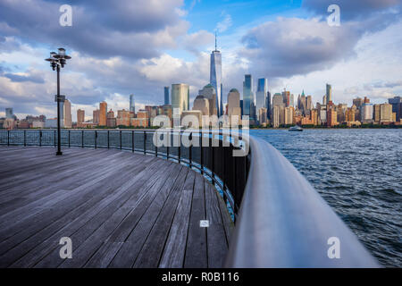 Manhattan Skyline Blick von Jersey City Waterfront Stockfoto