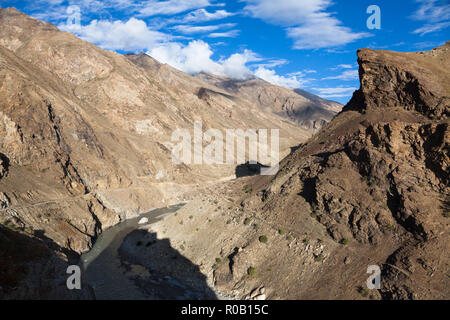 Landschaft im Bereich der Bardan Gompa mit Straße nach Padum (sichtbar auf der linken Seite) und mit Lungnak River (auch als Tsarap River bekannt), Zanskar, Indien Stockfoto