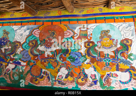 Teil der Malerei (Stück, drei von vier himmlische Könige: virudhaka (teilweise) Virupaksa und Vaisravana) in Mune Gompa in Zanskar, Indien Stockfoto