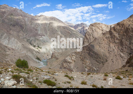 Landschaft (im Bereich der Mune Gompa) mit Lungnak River (auch als Tsarap River bekannt), Zanskar, Indien Stockfoto