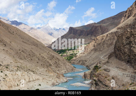 Landschaft zwischen Padum und Purne mit Straße (auf der rechten Seite) in Richtung Padum und mit Lungnak River (auch als Tsarap River bekannt), Zanskar Stockfoto