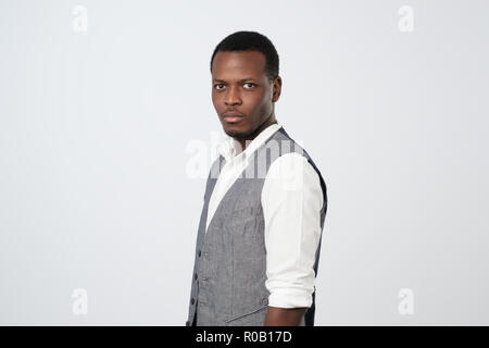 Porträt von einem gutaussehenden Mann in Schwarz auf weißem Hintergrund Stockfoto
