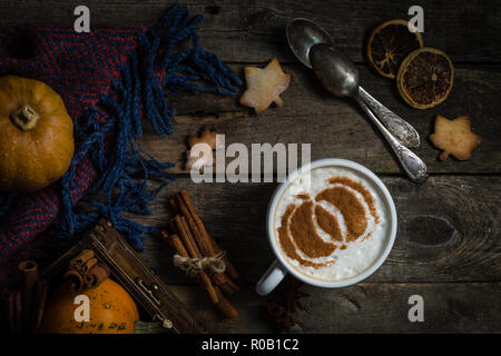 Herbst Kürbis spice Latte auf rustikalen Holz Hintergrund, Ansicht von oben Stockfoto