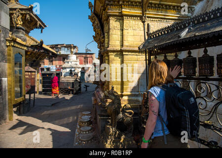 Besucher drehen die Gebetsmühlen in Swayambunath Stupa (Affentempel) Nepal, Kathmandu, Stockfoto