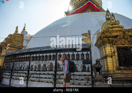 Besucher drehen die Gebetsmühlen in Swayambunath Stupa (Affentempel) Nepal, Kathmandu, Stockfoto