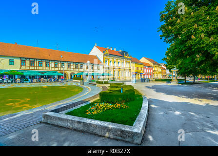 Malerische Aussicht an der Hauptstraße im Zentrum der Stadt Koprivnica, Kroatien reisen Orte. Stockfoto